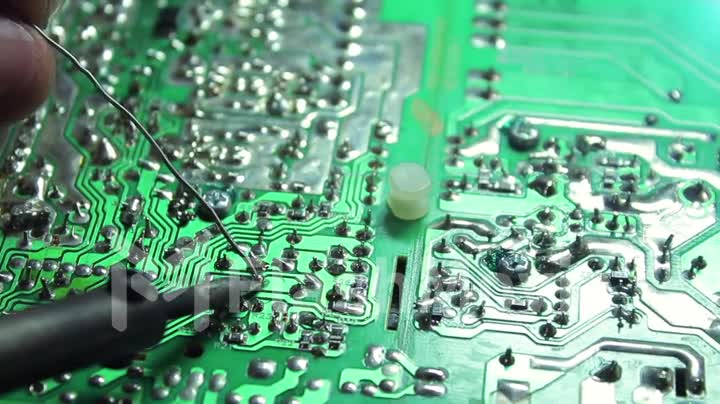 Technical soldering of chips using a soldering iron